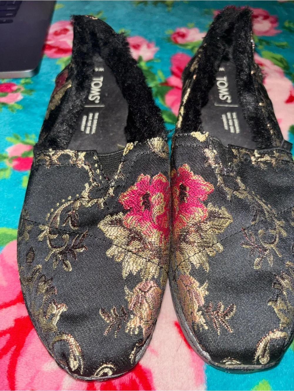 TOMS FURRY FLATS SUPER CUTE GREAT PRICE